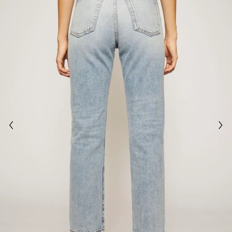 Sjukt snygga mom jeans från acne studios! Använd några gånger men i bra skick! Säljer pga för stora! Nypris-2300. Jeans & Byxor.