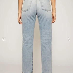 Acne mom jeans  - Sjukt snygga mom jeans från acne studios! Använd några gånger men i bra skick! Säljer pga för stora! Nypris-2300