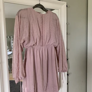 Sommarklänning från NA-KD - Säljer denna suuuperfina klänning. Använd endast fåtal gånger. Bilderna visar framifrån, sedan bakifrån, sedan en bild på hur knytningarna i slutet av ärmarna ser ut. Den går att justera i ryggen med knytningen🥰 resår i midjan, slutar vid mitten av låren 