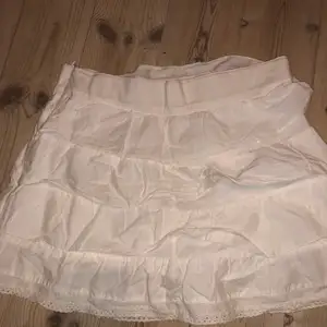 Säljer denna volang kjol från gant då den är för liten. Frakt tillkommer på 11kr💗