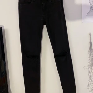 Crocker Jeans med hål på knäna  - Lite slitna, storlek 27/30