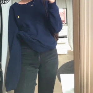 Ralph lauren tjocktröja - Från Beyond retro. Super skick! Ganska tjockt och mysigt material. Mörkblå färg💙 88kr frakt tillkommer!😁 jag har xs/S o denna tröja sitter jättefint oversized<3