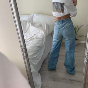 Mina favorit jeans från Gina som endast är använda en gång. Säljer dem pga av att jag fick ett par till i en bättre storlek. Originalpris: 600!! Storlek 34. Jag är 1,59 cm lång. Om flera intresserade buda!