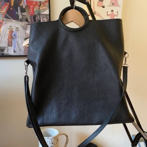 Trendig Skinnväska!  - Super snygg och trendig skinnväska!  Köpt på Judits Secondhand i Sthlm.  Som ny, inga skråmor!   Avtagbart band, justerbart.   42 cm bred, 41 cm hög.