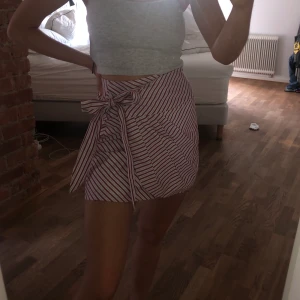 Söt kjol från Zara - Söt och somrig🌸 knappt använd i mycket bra skick!🥰 färgen syns bäst på sista bilden :)
