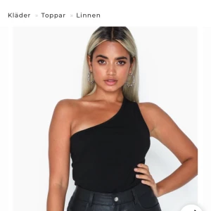 One shoulder top - Säljer en superfin one shoulder top! Strl xs! Helt oanvänd från Nelly 