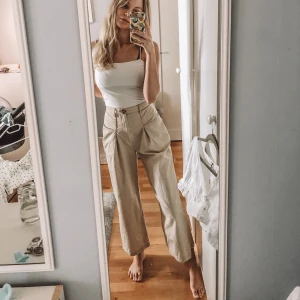 Ginatricot byxor  - Säljer byxorna på bilden i storlek 36. Som nya, knappt använda. Är 1.67 cm lång! Frakt : 59 kronor 