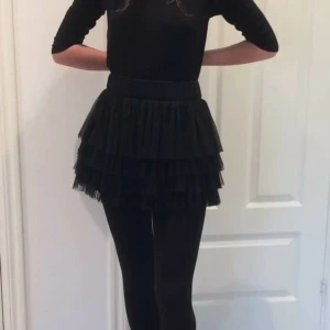 Svart tyllkjol  - Väldigt gullig tyllkjol som bara inte kommer till användning. Står att den är storlek 38, men är också stretching i midjan. Den är även ganska kort. 