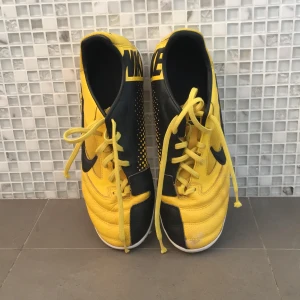 Fotbolls skor, inne futsal Nike - Inomhusfotbollsskor/futsal. Nike strl 40, små i storleken som de flesta fotbollsskor. Bra grepp under.