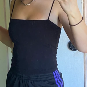 Gina tricot linnen!  - Finns i röd, svart, beige och vitt! Alla är i S men materialet är väldigt stretchigt! Tyget vid bysten är dubbelt så det syns inte något igenom förutom litegrann på den beiga + vita. Frakt inkluderad! 