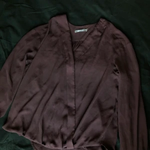 Omlott blus - Omlottblus från Ginatricot, Mer lila än på bilden skriv pm för fler bilder.  Storlek 36 pris;80kr