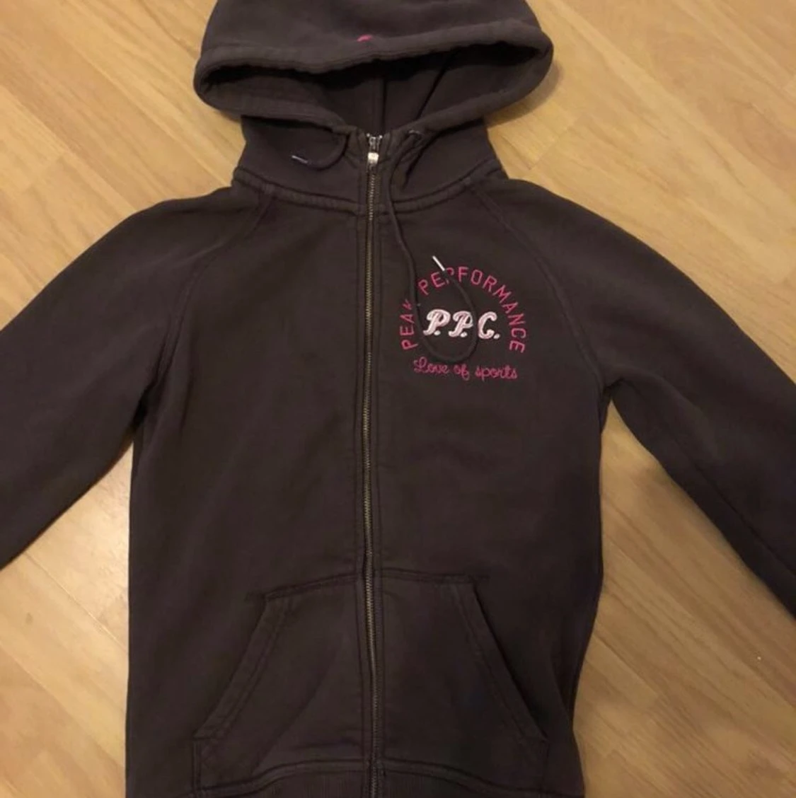 Storlek S brun peak performance kofta 