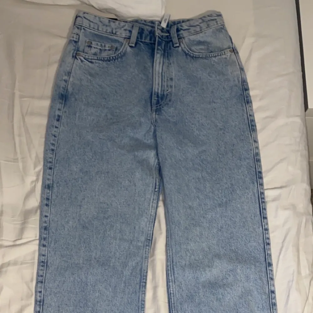 Säljer ett par ljusblåa raka jeans från weekday i modellen rowe. Helt oanvända i strl 26/32. Köparen står för frakten. Väldigt efterfrågade o slut i många storlekar. ( Svårt o se färgen på bilden men den heter aqua fresh!). Farkut & Housut.