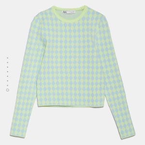 Zara topp - INTRESSEKOLL på min skit snygga, slutsålda, topp ifrån Zara! Storlek S. Överväger att sälja pga platsbrist i garderoben! Använd bara ett fåtal gånger! Säljer bara vid bra bud🤗🤗 bud ligger på 230+frakt