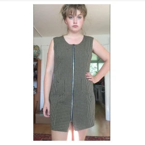 Rutig klänning - Säljer nu denna favoriten, underbar att ha som den är eller med polotröja under. Rutig retroklänning med dragkedja i mitten och två fickor fram med knappar. Superfint skick ❤