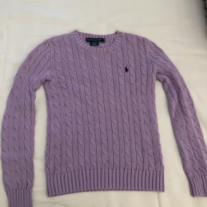 Stickad Ralph Lauren tröja - Jättefin äkta lila stickad tröja från Ralph Lauren. Säljer pga för liten och knappt använd.💜💜 Frakt 63 kr