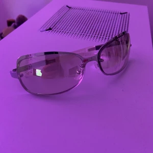 solglasögon - As coola y2k solglasögon som tyvärr inte kommer till användning💓