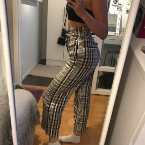 Kostymbyxor Urban outfitters  - Jätte coola kostymbyxor från Urban outfitters som tyvärr inte kommer till användning. Sparsamt använda och i bra skick! Storlek XS men passar på mig som brukar ha S. Frakt på 66kr. 