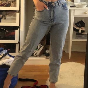 Ljus blåa jeans från weekday  - Ljus blåa jeans från weekday, cheap monday modell i stl 25/30. Köpta för 600kr