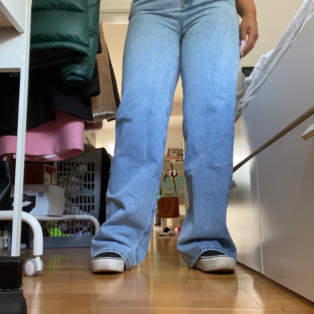 Raka/vida jeans, kan inte riktigt avgöra då dom är så långa på mig. Nya från missguided med lapparna på! Kan mötas upp på hammarö/karlstad, annars kan en frakt på 49kr tillkomma :). Jeans & Byxor.