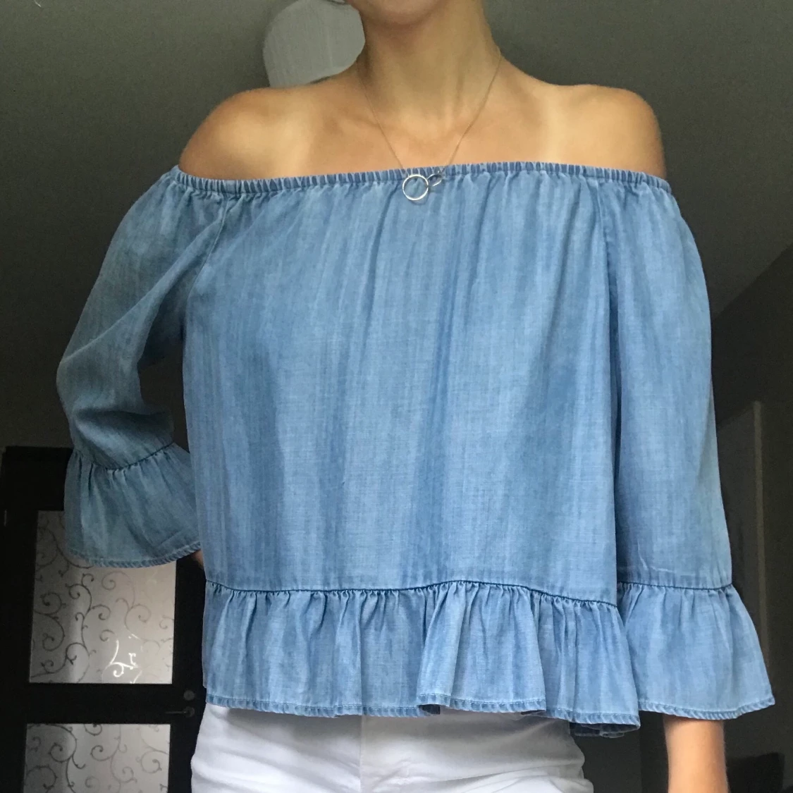 Blus med volanger  - 90