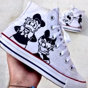 Custom made shoes - Jag har börjat måla på skor och har nu bestämt mig för att göra custom made åt er💖 Om det är ett mönster som ni vill ha på era skor är det bara att skicka skorna till mig eller om ni vill ha nya skor, nya skor brukar oftas gå på runt 799kr💕 Lånade bilder!