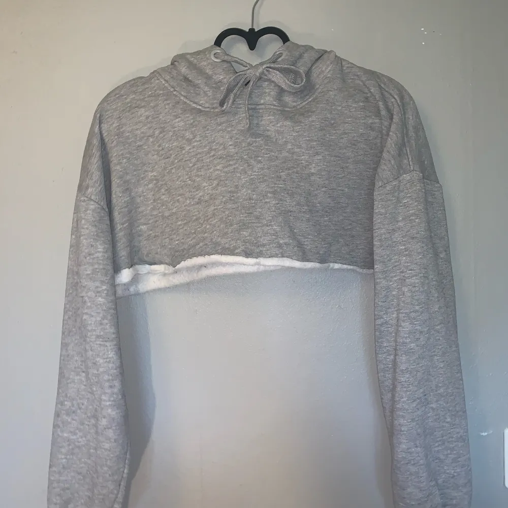 säljer pga att jag använder ej, grå fin croppad hoodie med luva. skönt material🥰. Hoodies.