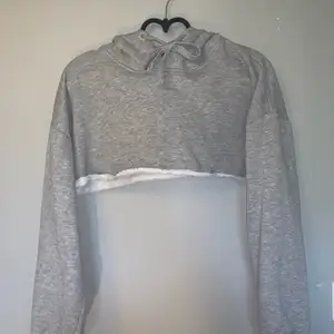 säljer pga att jag använder ej, grå fin croppad hoodie med luva. skönt material🥰