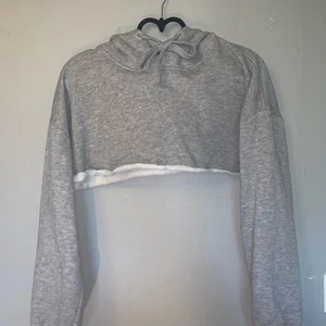 croppad hoodie, strl xs/s - säljer pga att jag använder ej, grå fin croppad hoodie med luva. skönt material🥰