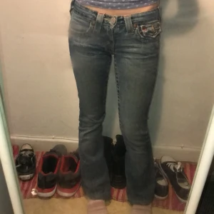 True religion - Storlek 24 väldigt små skulle passa en 23 också jag är en 24, hål på baksidan går att sy ihop men orkar inte :p