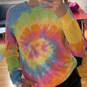  - Snygg tiedye sweatshirt! 🧚🏼‍♀️ Aldrig använd. Frakt tillkommer <3