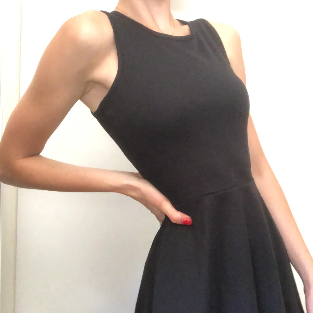 En svart klänning som alla borde ha i sin garderob (jag har två). Aldrig använd i storlek XS men passar också S. Pris kan diskuteras . Klänningar.