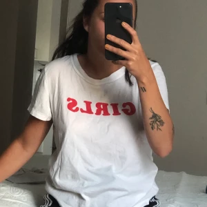 T-shirt ”Girls” - Vit t-shirt med rött tryck, strl M men skulle säga mer som S. Bra skick, använd fåtal gånger. Köparen står för frakt!