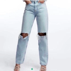 90’s jeans från gina - säljer dessa populära slutsålda 90’s jeansen från Gina. Helt nya å såklart alla prislappar kvar, endast testade! Säljs pga fel storlek. Skulle säga att dem passar alla mellan 160-175cm beroende på hur man vill att dom sitter. BUD JUST NU: 650 + frakt