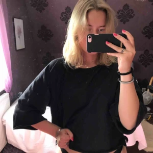 svart sweather - asball tröja från bikbok, den slutar lite högre upp på armen och har en litenliten slits på sidan, hur skön som helst men kommer inte riktigt till användning längre :( köparen står för frakten (59kr)💕