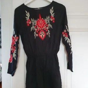 Playsuit med stora broderier  - Superfin jumpsuit med broderier som är ganska liten i storleken. 