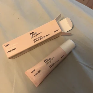 Therese Lindgren lip shine apricot - Oöppnat läppglans från therese Lindgrens märke indy beauty. Färgen är apricot💕