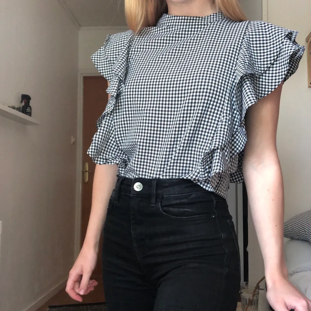 En svart och vit rutig blus i storlek 34. I ryggen har den en dragkedja. Jag har endast använt den 1 gång så den är i fint skick. Köpare betalar frakt :). Puserot.