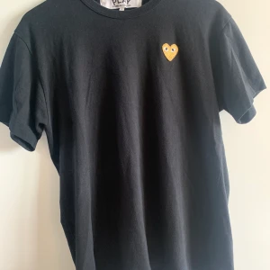 Cdg t-shirt - Svart cdg tshirt med guldigt hjärta 