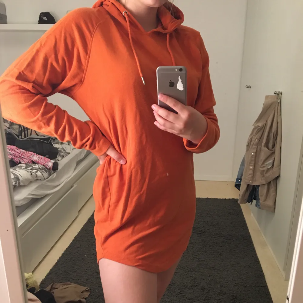 En superfin orange lång hoodie, och den har ganska stor luva vilket är supermysigt! Den är markerad med storlek L men den sitter som S/M 🥳  . Hoodies.