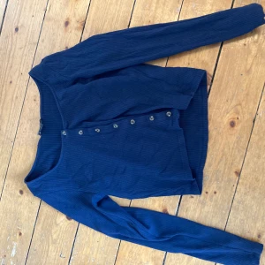 topp - blå topp med knappar nedför