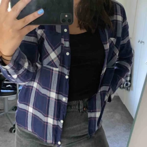  - Snygg avklippt skjorta, använd 1gg💘