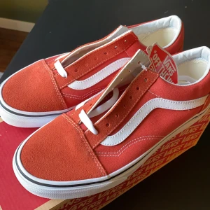 Helt ny vans oldskool - Helt nya, aldrig använda vans old skool🤩 färgen är orange/röd  och supersnygga. Har ej kommit till användning då jag har ett par likande☺️ köparen står för frakten på 70kr
