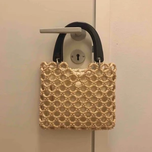 Liten handväska - väska från topshop (originalpris 330kr)! säljer i och med att den ligger oanvänd :( har en avtagbar "påse" innuti, som syns på 3de bilden. fraktar inte men möts upp i stockholm!