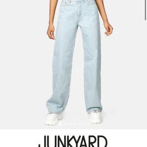 Junkyard Wide Leg - Säljer ett par wide leg jeans från Junkyard, köpt här på plick men passade inte mig. Buda!😇