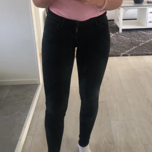 Levi’s 710 super skinny jeans - Snygga Levi’s jeans som jag säljer pågrund av att de är för små för mig, de är lite urtvättade men tycker ändå det ser snyggt ut💞