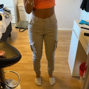 Cargopants  - Knappt använda. Ljusbeigea. Ord pris 499kr