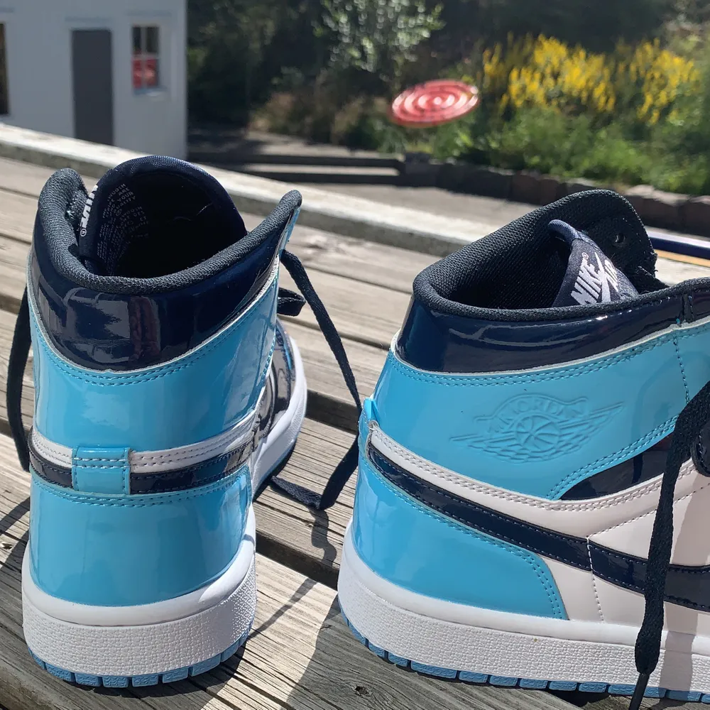 Säljer mina helt nya oanvända air Jordan 1 i färgen blue chill. Stel 44. De är AAA-kopier. Ser ändå exakt ut som de äkta, bra kvalitet och material. Ser identiska ut. Buda från 1500. Skor.