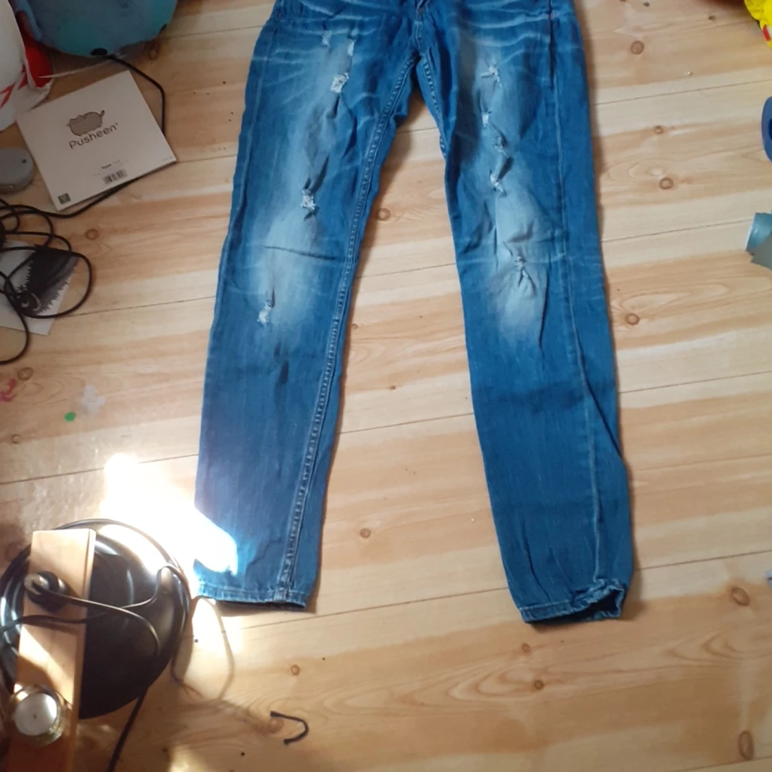 Jeans med hål i.