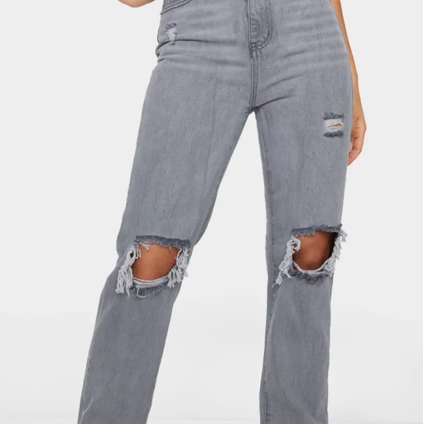 Helt nya jeans från Pretty Little things. Storlek 4 vilket motsvarar xs/s eller 34/36. Klippt av ca 2-5cm på dom annar helt nya. Kostade 400kr nya. Frakt tillkommer på 63kr (spårbart) BUDA I KOMMENTARERNA :). Jeans & Byxor.